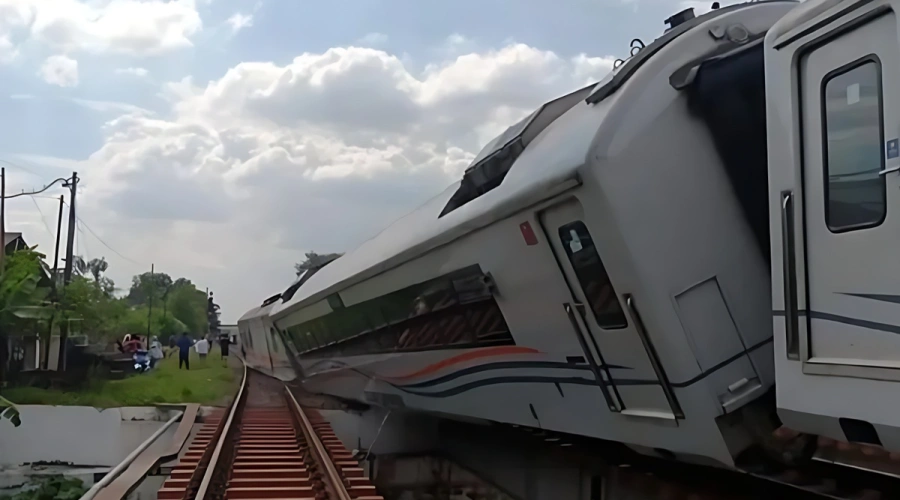 Kereta Api Purwojaya Anjlok di Bekasi, Gegara Cuaca Panas Ekstrem?